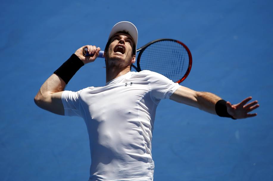 Melbourne: Andy Murray si allena al servizio in vista degli Australian Open, che inizieranno il prossimo 18 gennaio (REUTERS) 